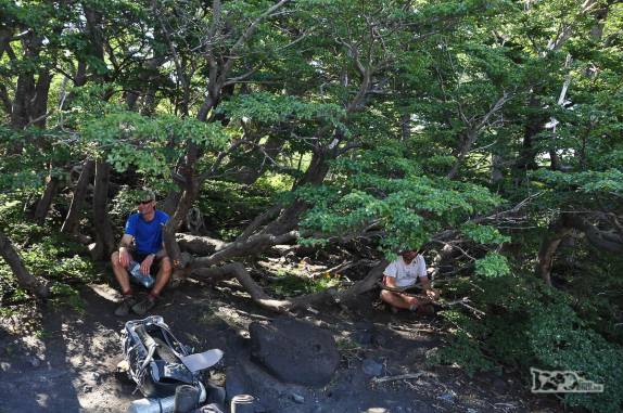 Aproveitando a sombra de uma árvore para descansar e lanchar, já bem perto do final da trilha, de volta do vulcão lanín, na região de Junín de Los Andes, no sul da Argentina